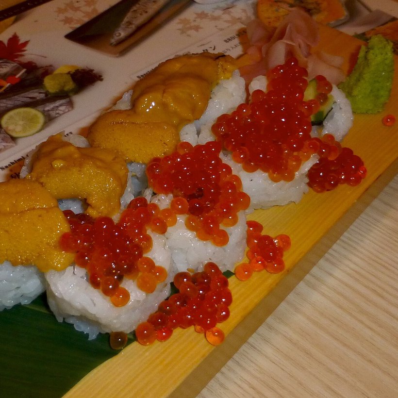 Sea urchin & salmon-roe sushi