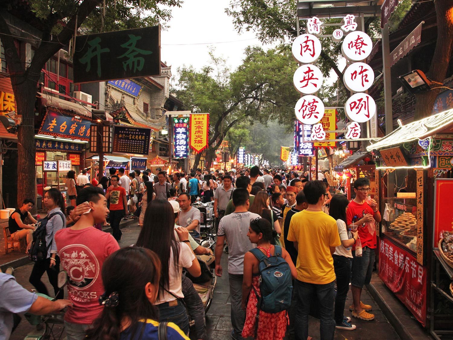 A bustling Xi'an old-quarter food street